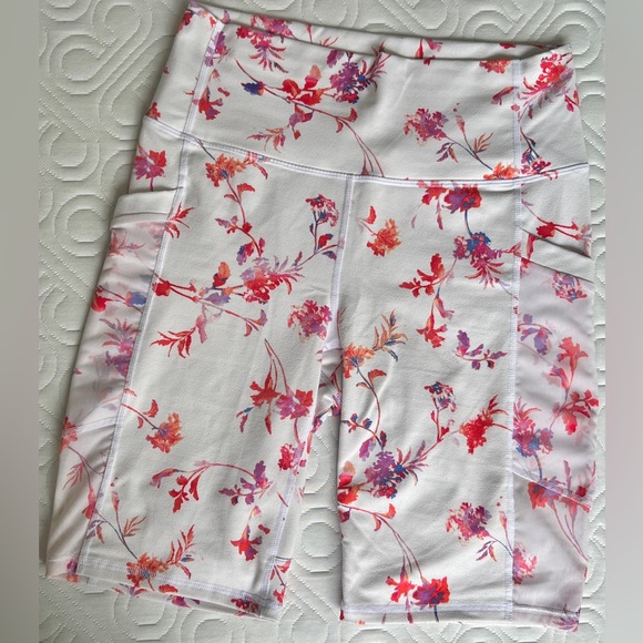 floral Fabletics powerhold bike shorts with mesh pockets - Picture 3 of 4